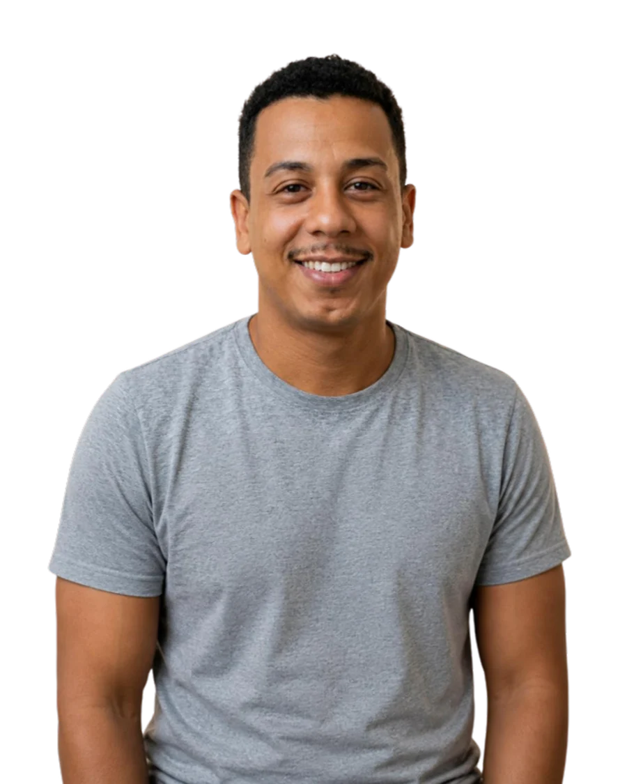 Jão sorrindo, de camiseta cinza